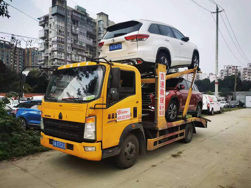 小板救援車的優(yōu)勢包括：1.靈活便捷：小板車相對于大板車體積小、重量輕，可以在狹小的空間中靈活穿行，適應不同地形和復雜環(huán)境，方便及時抵達出發(fā)地與目的地，同時小板車配備了應急設備，方便裝車卸車工作。